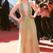 Elle Fanning monte les marches du Festival de Cannes