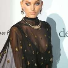 Elsa Hosk exhibe ses seins au 70eme Festival de Cannes
