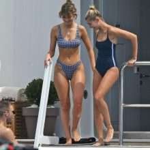 Hailey Baldwin en bikini à Cannes