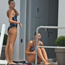 Hailey Baldwin en bikini à Cannes