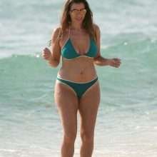 Imogen Thomas dans un bikini vert en Espagne