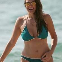 Imogen Thomas dans un bikini vert en Espagne