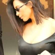 Kim Kardashian sans soutien-gorge à Studio City