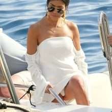 Sous la jupe de Kourtney Kardashian à Antibes