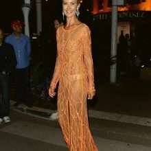 Lady Victoria Hervey dans une robe transparente à Cannes
