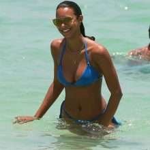 Lais Ribeiro dans un bikini bleu à Miami