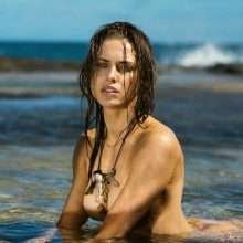 Lana Zakocela à moitié nue dans Maxim