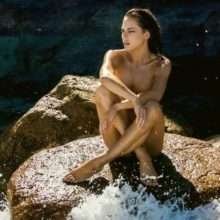 Lana Zakocela à moitié nue dans Maxim