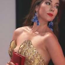 Oups, Mariana Atencio exhibe un sein nu
