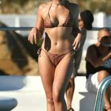 Olympia Valance en bikini à Mykonos