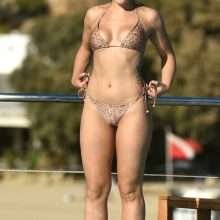 Olympia Valance en bikini à Mykonos
