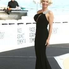 Pamela Anderson ouvre le décolleté à Monaco