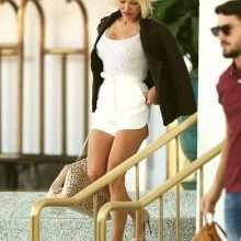 Pamela Anderson porte un tee-shirt transparent