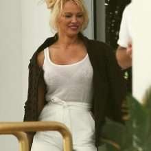 Pamela Anderson porte un tee-shirt transparent