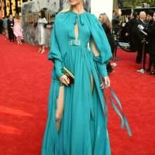 Poppy Delevingne dans une robe très ouverte lors de la première de King Arthur