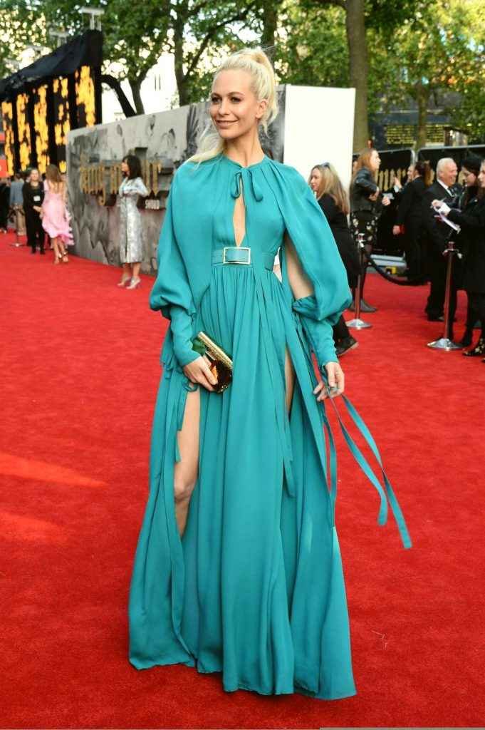 Poppy Delevingne dans une robe très ouverte lors de la première de King Arthur