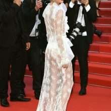 Sara Sampaio dans une robe transparente au 70eme Festival de Cannes