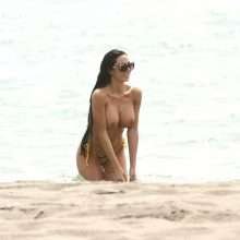 Soraja Vucelic seins nus à la plage