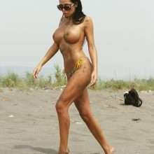 Soraja Vucelic seins nus à la plage