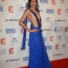 Abigail Lopez exhibe ses petits seins nus à Cannes