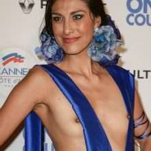 Abigail Lopez exhibe ses petits seins nus à Cannes