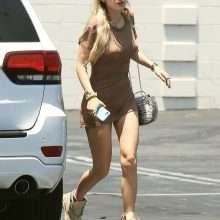 Bella Thorne en mini-jupe à Studio City