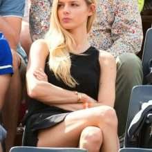 Danielle Knudson en mini-jupe à Roland Garros