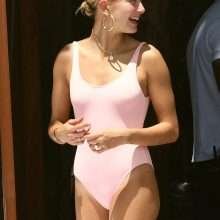 Hailey Baldwin dans un maillot de bain rose