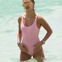 Hailey Baldwin dans un maillot de bain rose
