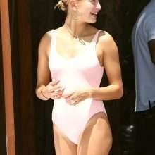 Hailey Baldwin dans un maillot de bain rose, la suite