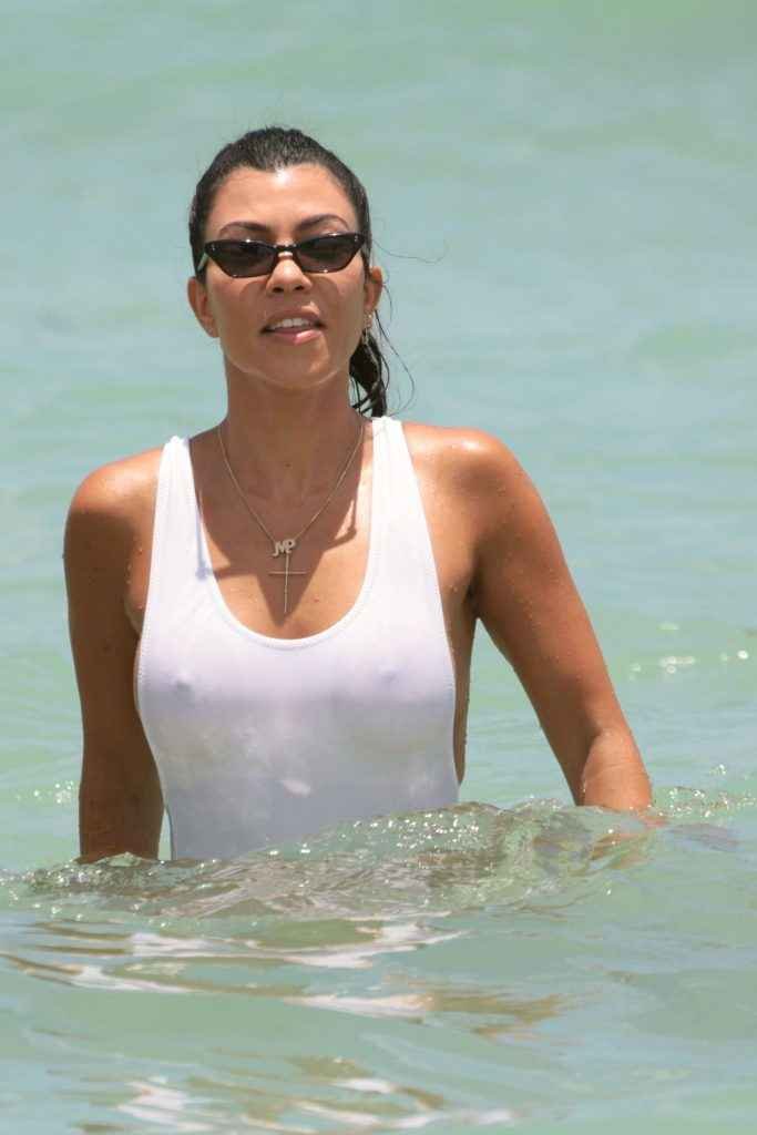 Kourtney Kardashian en maillot de bain à Miami