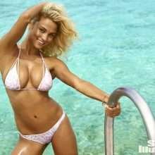 Rose Bertram en bikini pour Sports Illustrated
