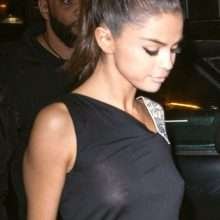 Selena Gomez seins nus par transparence