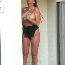 Aisleyne Horgan Wallace à moitié nue sous la douche