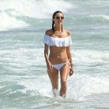 Alessandra Ambrosio et ses copines en bikini à Ibiza