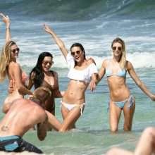Alessandra Ambrosio et ses copines en bikini à Ibiza