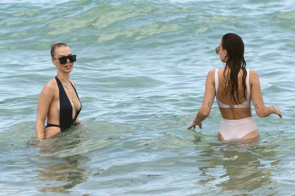 Bianca Elouise dans un maillot de bain bleu à Miami