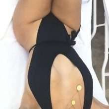 Bianca Elouise dans un maillot de bain bleu à Miami