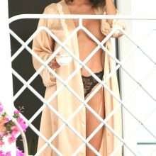 Claudia Galanti en petite culotte et seins nus sur son balcon