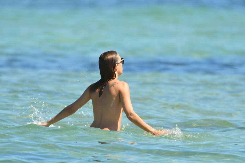 Eve angeli nue façon naturiste à Saint-Tropez