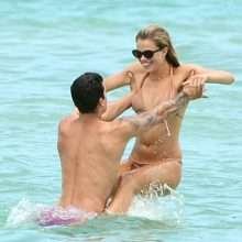 Hailey Clauson en bikini à Miami Beach