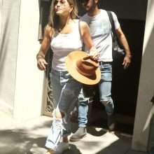 Jennifer Aniston a les seins qui pointent