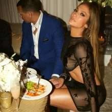 Jennifer Lopez seins nus par transparence pour son anniversaire