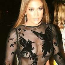 Jennifer Lopez seins nus par transparence pour son anniversaire
