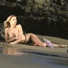 Kate Compton seins nus pour 138 Water