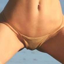 Kate Compton seins nus pour 138 Water