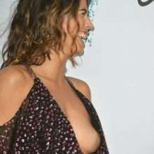 Oups, Katie Keight exhibe un sein nu