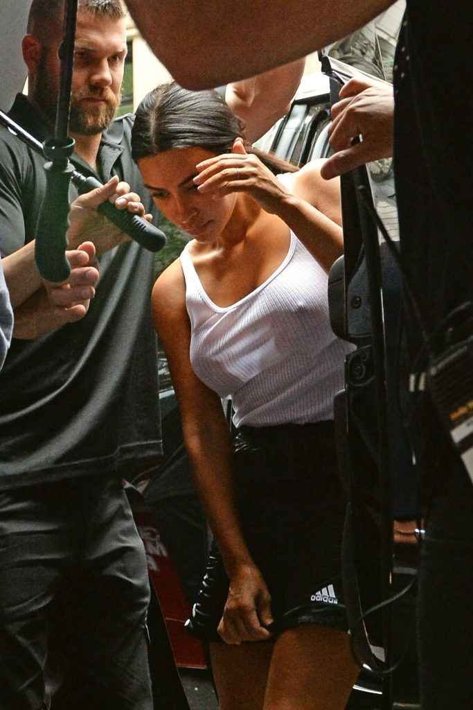 Kim Kardashian sans soutien-gorge à New-York
