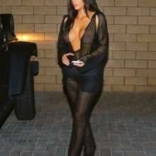 Kim Kardashian exhibe ses seins par transparence
