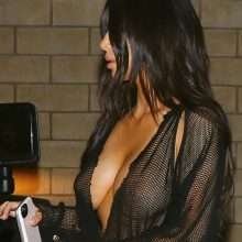 Kim Kardashian exhibe ses seins par transparence
